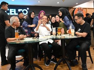 Ngopi di Malioboro Bareng Menteri-menterinya, Jokowi Jadi Rebutan Selfie