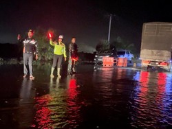 Jalintim Pelalawan Terendam Banjir, Kasat Lantas Turun Langsung Atur Lalin