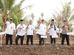 Kendalikan Inflasi, Pj Bupati Tangerang Tanam Cabai Bersama Masyarakat