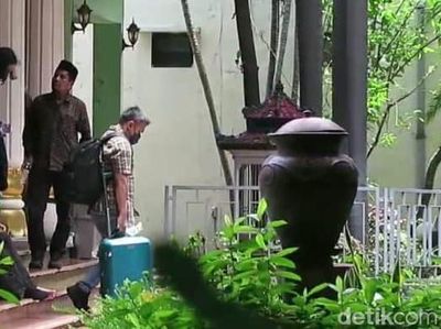 2 Jam Geledah Rumah Dinas Bupati Sidoarjo KPK Amankan 4 Koper