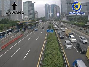 Exit Tol Senayan Ditutup Imbas Demo, Lalin Tol Dalkot Padat dari Cawang