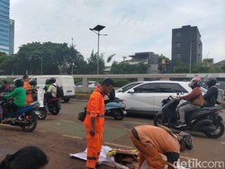 Massa Apdesi Membubarkan Diri, Gerbang DPR Mulai Diperbaiki
