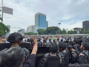 Dipukul Mundur, Massa Demo Apdesi Masih Bertahan di DPR Sore Ini