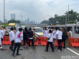 Massa Demo Apdesi Blokade Jalan Tol Depan DPR! Massa Demo Apdesi Blokade Jalan Tol Depan DPR!