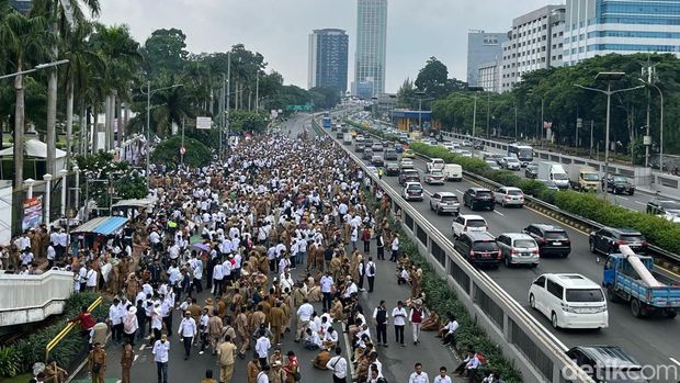 Massa demo Apdesi memenuhi Jalan Gatot Subroto, lalin ke arah Slipi ditutup.