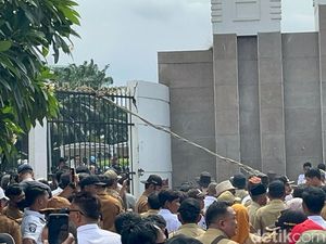 Demo Apdesi Memanas, Massa Coba Robohkan Pagar DPR dengan Tali Tambang