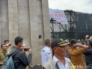 Demo Apdesi Makin Memanas, Gerbang DPR Rusak Demo Apdesi Makin Memanas, Gerbang DPR Rusak