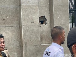 Penampakan Tembok Pagar DPR Bolong Dipalu Massa Demo Apdesi