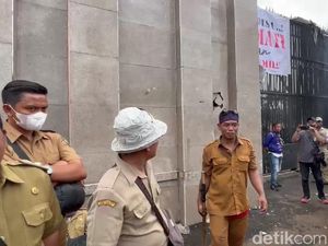 Massa Demo Bawa Palu Besar Rusak Tembok Pagar DPR!