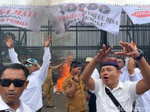 Demo Apdesi Ricuh, Massa Bakar Spanduk hingga Lempar Batu ke Gedung DPR