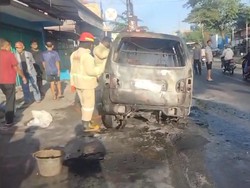 Mobil di Malang Tiba-tiba Terbakar, Dua Penumpang Terluka