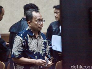 Momen Eks Dirut TransJakarta Jalani Sidang Korupsi Bansos Kemensos
