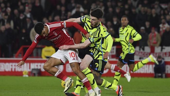 Nottingham Forests Morgan Gibbs-White, left, challenges for the ball with Arsenals Declan Rice during the English Premier League soccer match between Nottingham Forest and Arsenal at the City Ground stadium in Nottingham, England, Tuesday, Jan. 30, 2024. (AP Photo/Rui Vieira)