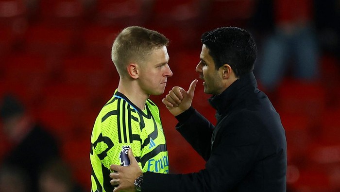 Soccer Football - Premier League - Nottingham Forest v Arsenal - The City Ground, Nottingham, Britain - January 30, 2024 Arsenal manager Mikel Arteta speaks with Oleksandr Zinchenko after the match Action Images via Reuters/Lee Smith NO USE WITH UNAUTHORIZED AUDIO, VIDEO, DATA, FIXTURE LISTS, CLUB/LEAGUE LOGOS OR LIVE SERVICES. ONLINE IN-MATCH USE LIMITED TO 45 IMAGES, NO VIDEO EMULATION. NO USE IN BETTING, GAMES OR SINGLE CLUB/LEAGUE/PLAYER PUBLICATIONS.
