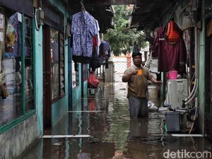 Penampakan Banjir di Jakarta, Titik Bertambah Jadi 38 RT