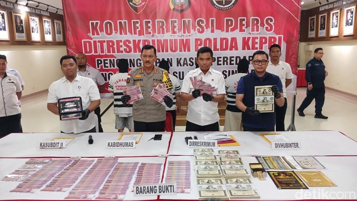 Pengungkapan kasus peredaran uang dolar Singapura palsu di Batam. (Alamudin Hamapu/detikSumut)