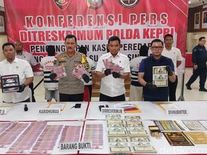 Polda Kepri Gagalkan Peredaran Dolar Singapura Palsu Rp 45 Miliar di Batam Polda Kepri Gagalkan Peredaran Dolar Singapura Palsu Rp 45 Miliar di Batam