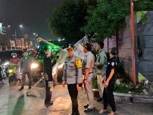 Petugas Gabungan Tertibkan Ratusan APK yang Ganggu Lalin di Jakbar