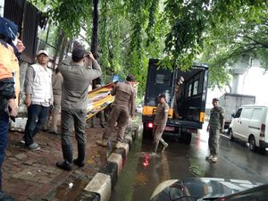 192 Ribu Spanduk-Bendera Kampanye Pemilu di DKI Telah Diturunkan
