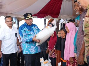 Pj Gubernur Sulsel Bahtiar Salurkan Bantuan Pangan untuk Warga di Takalar