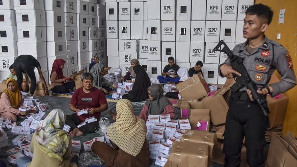 Polisi Bersenjata Jaga Pengemasan Logistik Pemilu di Ciamis