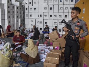 Polisi Bersenjata Jaga Pengemasan Logistik Pemilu di Ciamis Polisi Bersenjata Jaga Pengemasan Logistik Pemilu di Ciamis