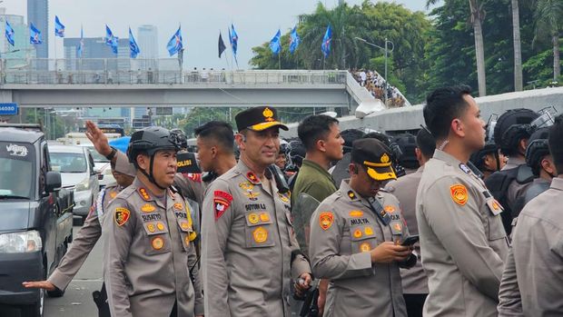 Polisi membentuk barisan mengamankan massa agar tidak masuk ke ruas jalan tol. Wakapolda Metro Jaya Brigjen Suyudi Ario Seto ikut turun menghalau massa.