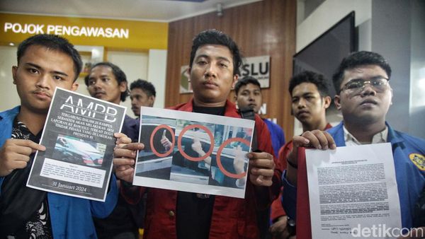 Pose 2 Jari dari Mobil Kepresidenan Dilaporkan ke Bawaslu