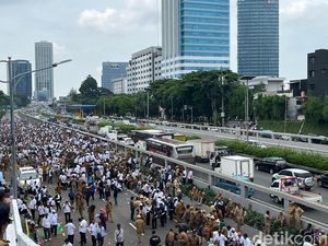 Jalan Tol Depan DPR Dibuka Lagi, Lalin Berangsur Normal