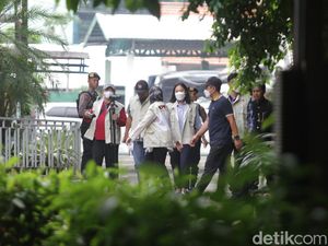 Rumah Dinas Bupati Sidoarjo Digeledah KPK Usai Gus Muhdlor Pimpin Upacara Rumah Dinas Bupati Sidoarjo Digeledah KPK Usai Gus Muhdlor Pimpin Upacara