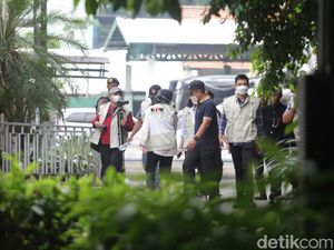 KPK Geledah Rumah Dinas Bupati Sidoarjo KPK Geledah Rumah Dinas Bupati Sidoarjo