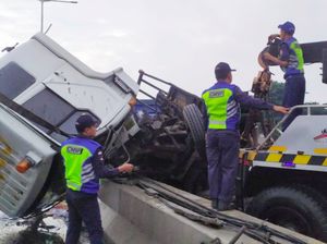 Penyebab Truk Terguling di Tol Wiyoto Wiyono: Sopir Out of Control Penyebab Truk Terguling di Tol Wiyoto Wiyono: Sopir Out of Control