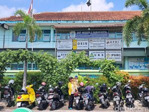 Ada Kampanye Depan Sekolah, SMP N 2 Solo Belajar secara Daring Ada Kampanye Depan Sekolah, SMP N 2 Solo Belajar secara Daring