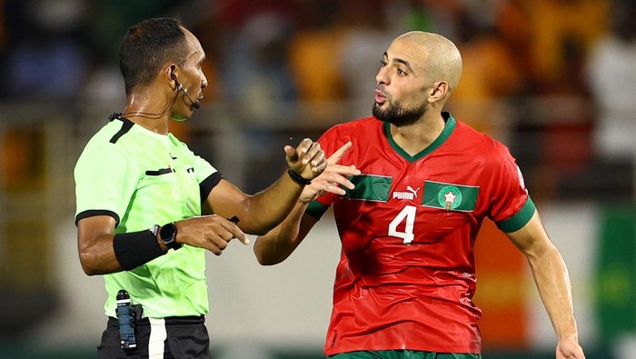 Soccer Football - Africa Cup of Nations - Round of 16 - Morocco v South Africa - Laurent Pokou Stadium, San Pedro, Ivory Coast - January 30, 2024 Moroccos Sofyan Amrabat talks to referee Mahmood Ismail REUTERS/Siphiwe Sibeko