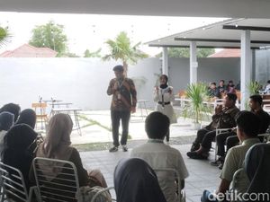 Sambangi Cirebon, Anak Anies-Muhaimin Bicara soal Regulasi AI Sambangi Cirebon, Anak Anies-Muhaimin Bicara soal Regulasi AI