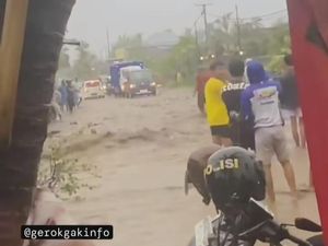 Banjir Rendam Jalan Raya Desa Penyabangan Gerokgak, Lalin Sempat Tersendat
