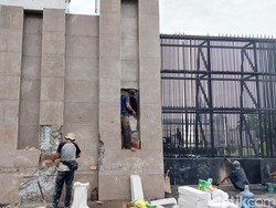 Tembok Pagar DPR yang Dirusak Massa Demo Mulai Diperbaiki