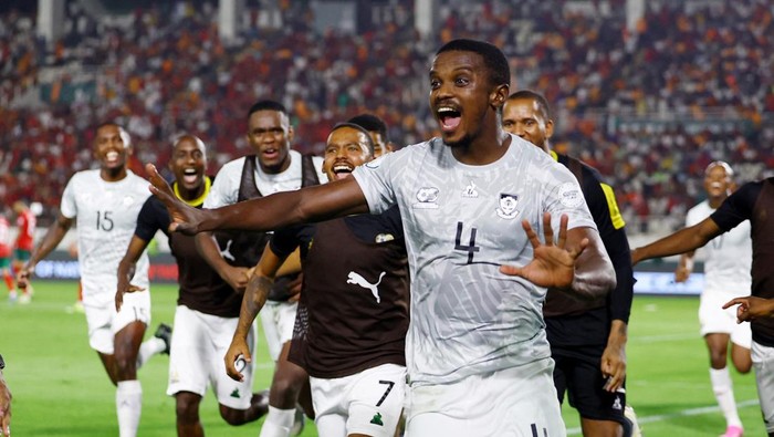 Soccer Football - Africa Cup of Nations - Round of 16 - Morocco v South Africa - Laurent Pokou Stadium, San Pedro, Ivory Coast - January 30, 2024 South Africas Teboho Mokoena celebrates scoring their second goal with teammates REUTERS/Siphiwe Sibeko
