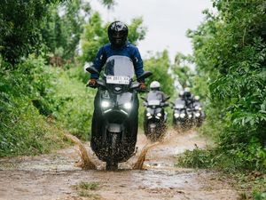 Tips Bekendara Motor di Musim Hujan Tips Bekendara Motor di Musim Hujan