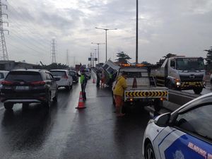 Imbas Truk Terguling, Lalin Tol Wiyoto Wiyono Macet hingga 7 Kilometer Imbas Truk Terguling, Lalin Tol Wiyoto Wiyono Macet hingga 7 Kilometer