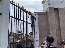 Ricuh! Massa Demo Timpuk Wakapolda Metro Pakai Botol Air Mineral