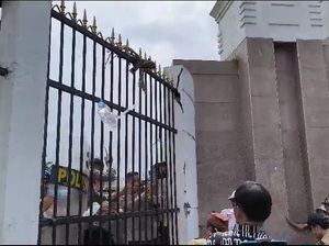 Ricuh! Massa Demo Timpuk Wakapolda Metro Pakai Botol Air Mineral Ricuh! Massa Demo Timpuk Wakapolda Metro Pakai Botol Air Mineral