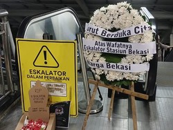 100 Hari Eskalator Stasiun Bekasi Mati, Pengguna KRL Berduka-Tebar Bunga