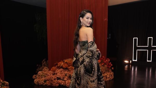 6 Gaya Seksi Alyssa Daguise Vs. Cinta Laura Pakai Gaun Ratu Pantai Selatan