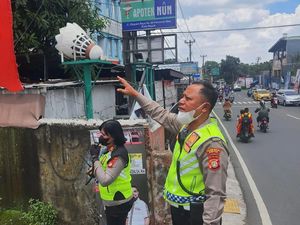 Polisi Cek Kabel Menjuntai di Jembatan Ratujaya Depok, Pastikan Lalin Aman Polisi Cek Kabel Menjuntai di Jembatan Ratujaya Depok, Pastikan Lalin Aman