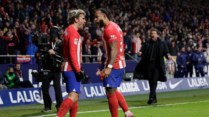 MADRID, SPAIN - JANUARY 31: Memphis Depay of Atletico Madrid celebrates 2-1 with Antoine Griezmann of Atletico Madrid  during the LaLiga EA Sports  match between Atletico Madrid v Rayo Vallecano at the Civitas Metropolitano Stadium on January 31, 2024 in Madrid Spain (Photo by David S. Bustamante/Soccrates/Getty Images)