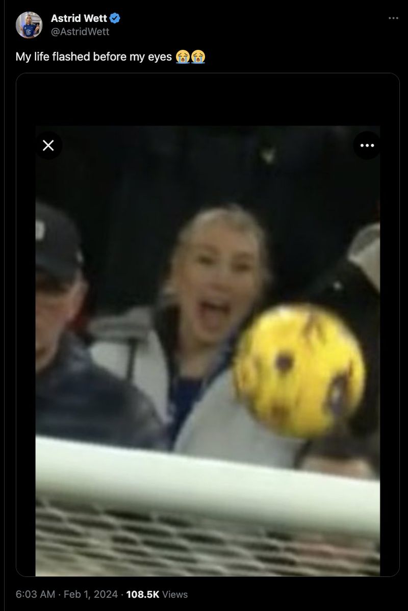 Astrid Wett nyaris kena bola tendangan Darwin Nunez.