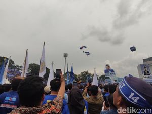Bangganya Prabowo Disuguhi Atraksi Terjun Payung Saat Kampanye di Malang Bangganya Prabowo Disuguhi Atraksi Terjun Payung Saat Kampanye di Malang