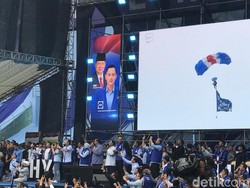 Atraksi Terjun Payung di Malang Kibarkan Bendera Demokrat Bersama Prabowo