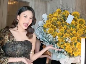 Gaya Azizah Pamer 100 Bunga dari Pratama Arhan, Manglingi Tampil Full Makeup